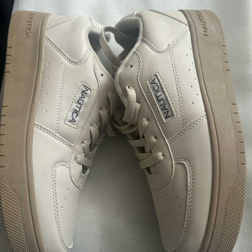 Tennis shoes
